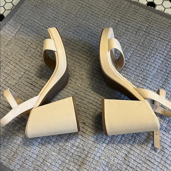 Ladies sandals like new fit size 7 1/2 to 8 1/2 - Picture 6 of 7